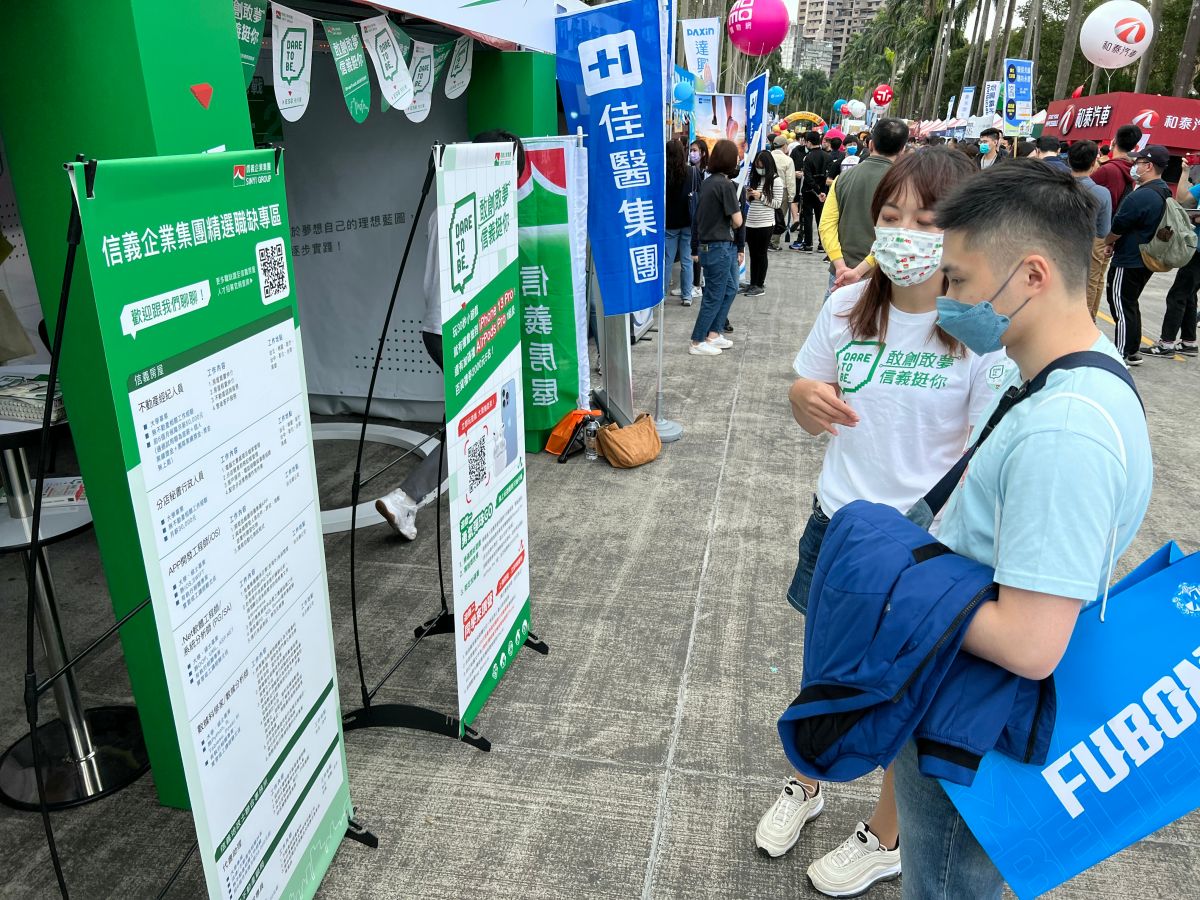 ▲信義房屋即日起巡迴全台各大專院校徵才博覽會。（圖／NOWnews資料照片）