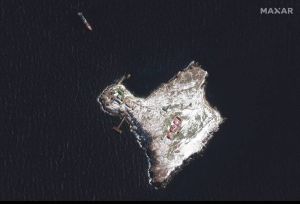 ▲蛇島最新衛星照顯示島上部分建築遭俄軍摧毀，旁邊還停泊一艘俄軍登陸艦。（圖／翻攝自推特）