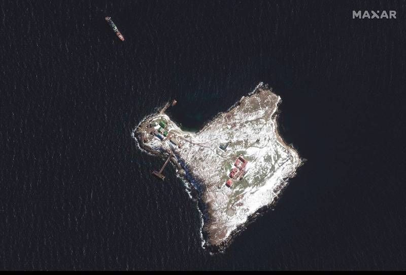 ▲蛇島先前衛星照顯示島上部分建築遭俄軍摧毀，旁邊還停泊一艘俄軍登陸艦。（圖／翻攝自推特）