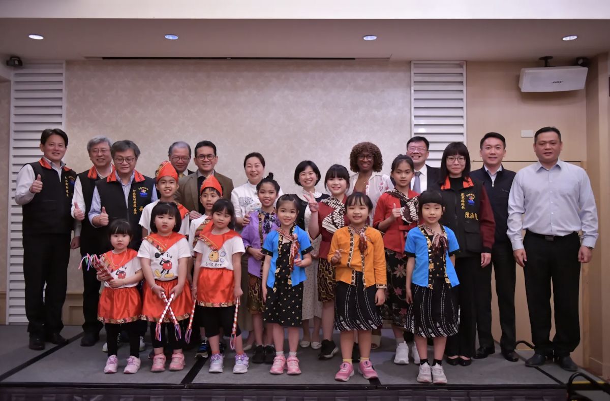 ▲本次駐台印尼經濟貿易代表處行動領務服務列車，由Mr. Budi Santoso（布迪桑托索）代表等一行近30位人員到場協助換發護照事宜，一次收件、全程服務，非常便利。（圖／花蓮縣政府提供）