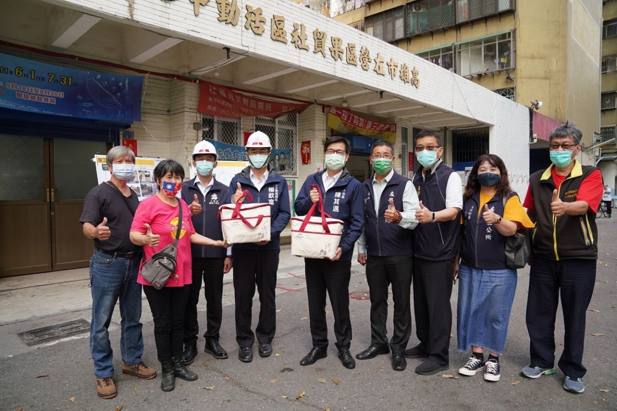 ▲果貿社區里長們感謝陳其邁市府團隊的高行政效率，並當場贈送名產表達感謝之意，也邀請市長有機會到果貿社區一同共進當地聞名的傳統早餐。（圖／高市府提供）