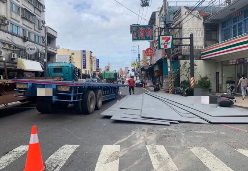 高雄市燕巢區一輛曳引車裝載鋼板沿中西路行駛至中民路口左轉時，車上鋼板掉落撞擊路旁電桿，並砸毀路邊的多輛機車。（圖／翻攝畫面）