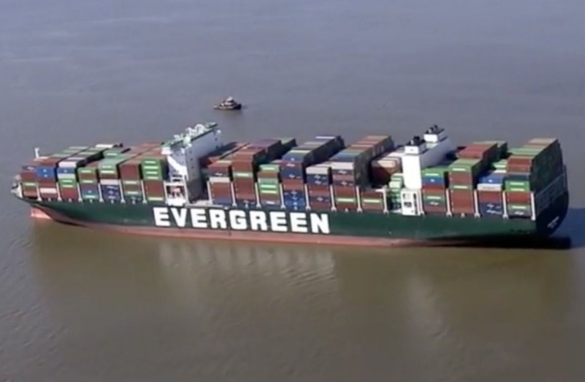 ▲長榮貨輪傳出在美國海灣擱淺。（圖／翻攝推特）