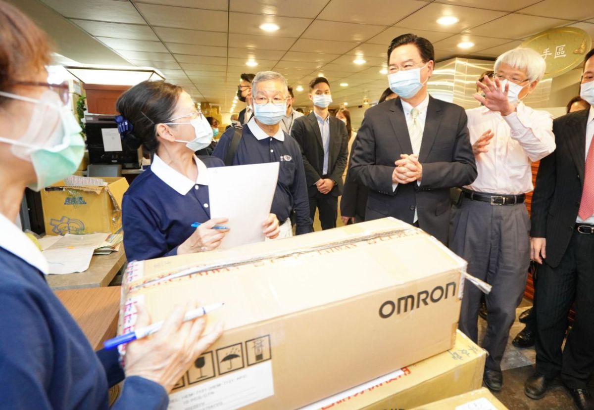 ▲外交部長吳釗燮向協助整理援助烏克蘭物資的志工致意及表達感謝。（圖／外交部提供）