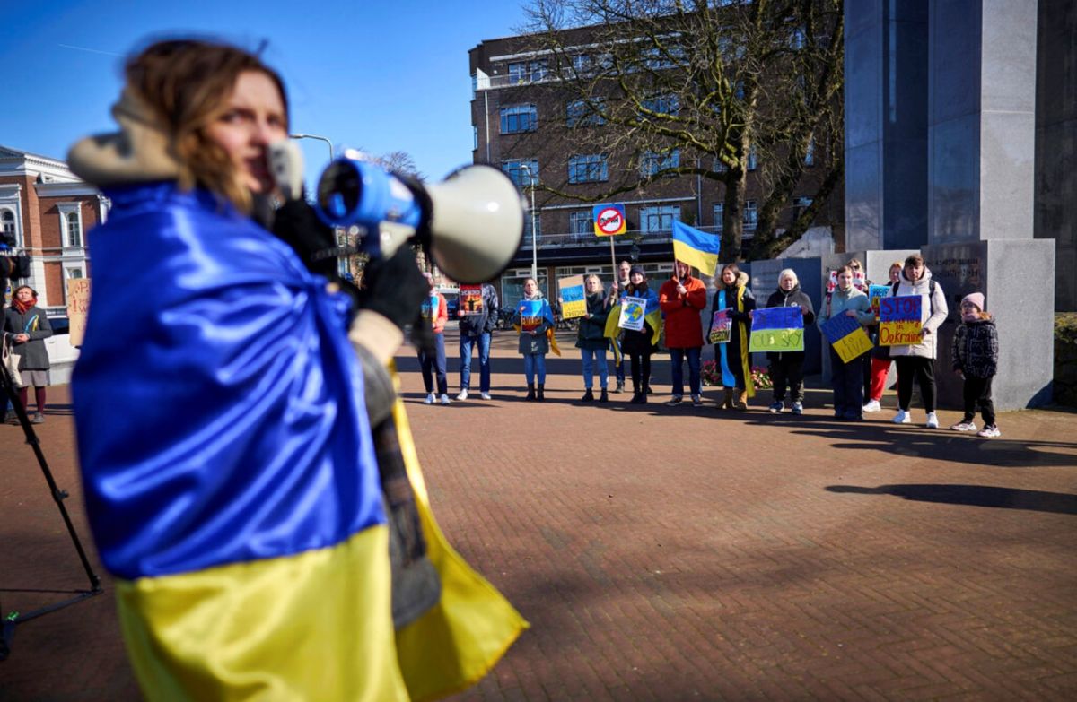 ▲烏克蘭危機引發許多爭論和反思。圖為荷蘭海牙的反戰示威民眾。（圖／美聯社／達志影像）