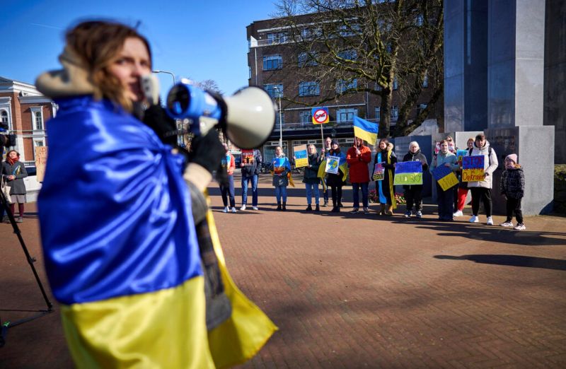 ▲烏克蘭要求下令俄羅斯結束戰爭，並自烏國撤軍，國際法院將在3月16日作出裁決。圖為荷蘭海牙的民眾。（圖／美聯社／達志影像）