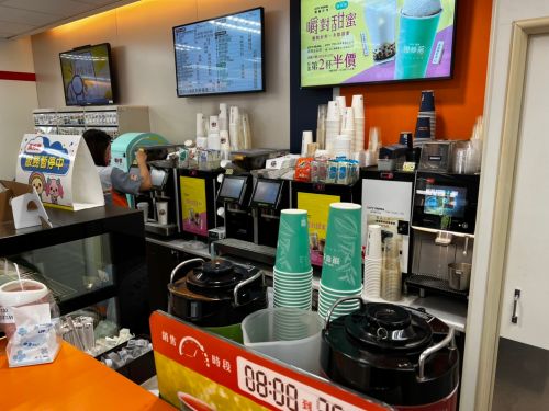 爺爺到超商買咖啡碰壁！店員狂喊「今天賣完了」　真實原因超暖心
