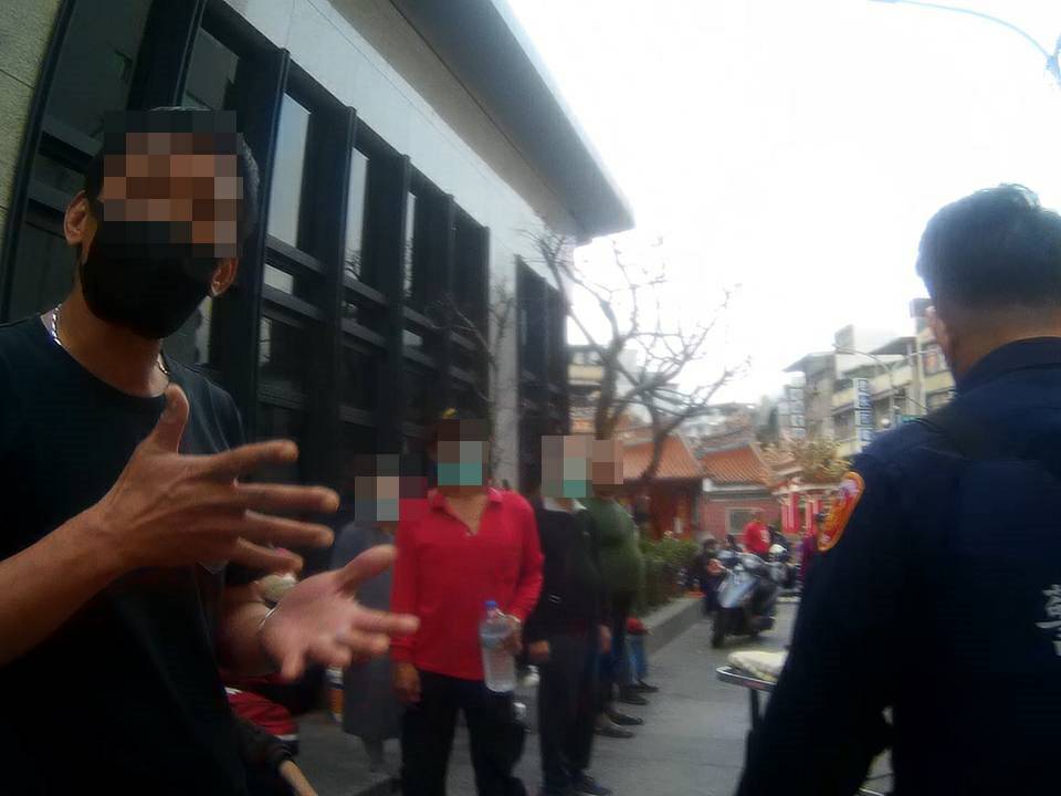 ▲遭到通緝的廖姓男子，因為熱情地和員警打招呼遭拉住逮捕。（圖／桃園分局提供）