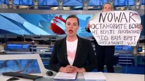▲俄羅斯國營電視台第一頻道在直播新聞時，遭到一名女性持反戰標語闖入。（圖／美聯社／達志影像）