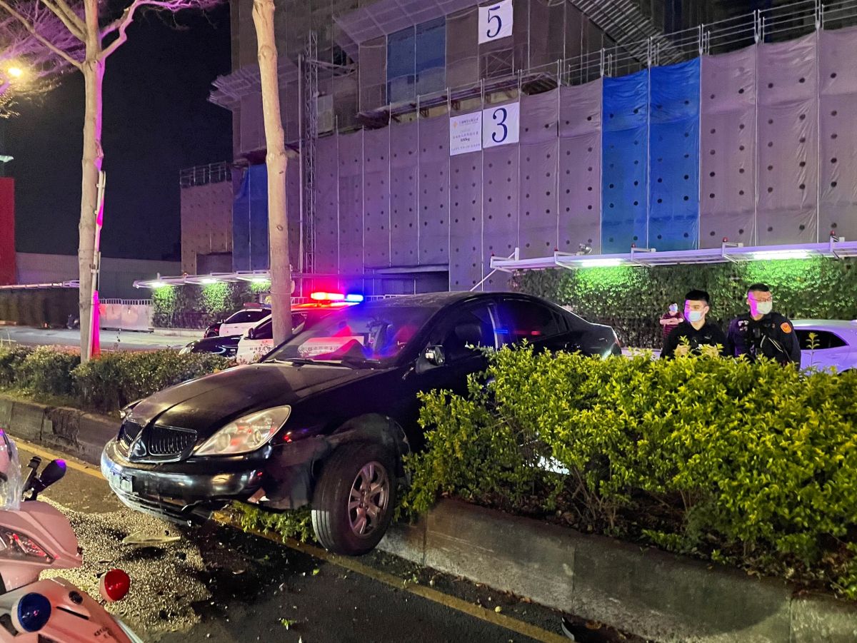▲陳男加速逃逸，連撞3車後最後自撞分隔島遭到逮捕。（圖／桃園保大提供）