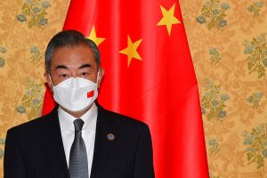 ▲中國外交部長王毅14日分別與西班牙及印尼的外長通電話,就烏克蘭局勢交換意見,明確表示不希望制裁使中方受到影響,並透露出中國不會單獨斡旋俄烏戰事。資料照。(圖/美聯社/達志影像) ▲中國外交部長王毅14日分別與西班牙及印尼的外長通電話,就烏克蘭局勢交換意見,明確表示不希望制裁使中方受到影響,並透露出中國不會單獨斡旋俄烏戰事。資料照。(圖/美聯社/達志影像)