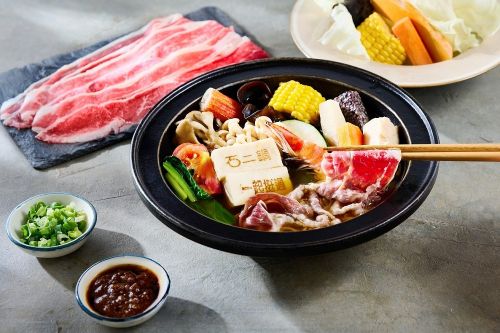 ▲高CP值的「石二鍋」有平價火鍋霸主之稱，每到用餐時刻總是大排長龍，深受民眾喜愛。（圖／王品集團提供）