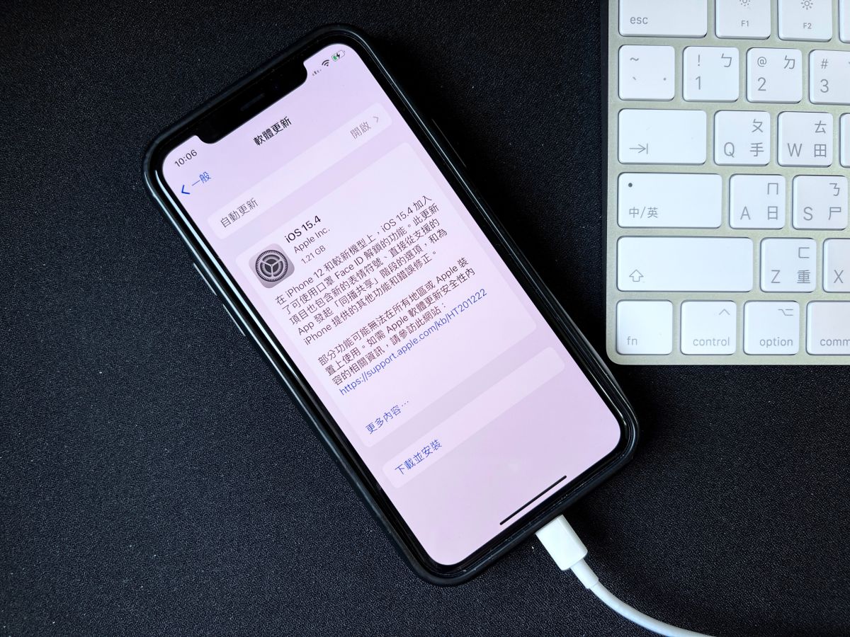 ▲iOS 15.4 今(15)日正式開放更新，最大亮點是可支援口罩解鎖。(圖／記者周淑萍攝)
