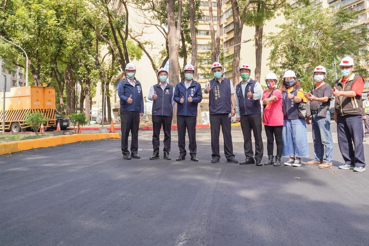 ▲市長陳其邁由當地果峰里里長曾瑞水、果貿里里長韓得平、果惠里里長鄭夙雅及海勝里里長梁西榮等人，陪同視察果貿社區道路改善情形。（圖／高雄市政府提供）