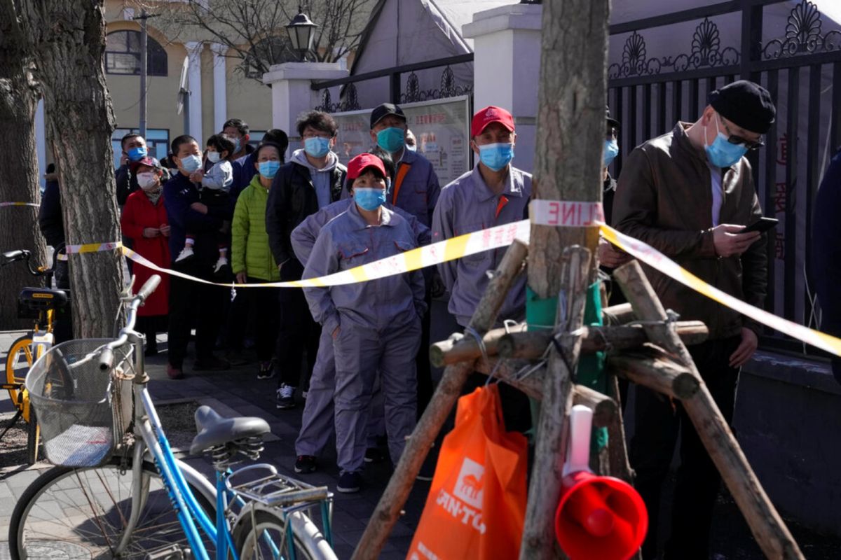 ▲中國這波COVID-19（2019冠狀病毒疾病）本土疫情多點、大面積爆發，累計已感染1萬餘例，波及全國27個省區市。多地官員因為防疫不力而被問責。（圖／美聯社／達志影像）