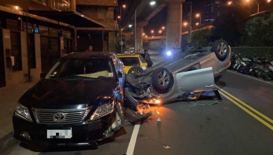 ▲疑疲勞駕駛！男開車翻覆四輪朝天。（圖／翻攝畫面）