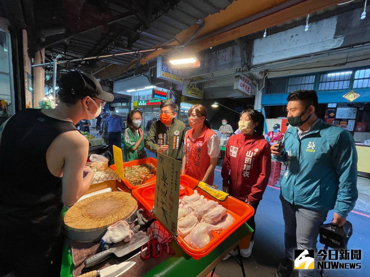 ▲今日的掃街活動是陳乃瑜參選初體驗，張銘祐、卓冠廷和山田摩衣也扮演起麥克風手，向市民大力推薦陳乃瑜。（圖／記者陳志仁攝，2022.03.15）