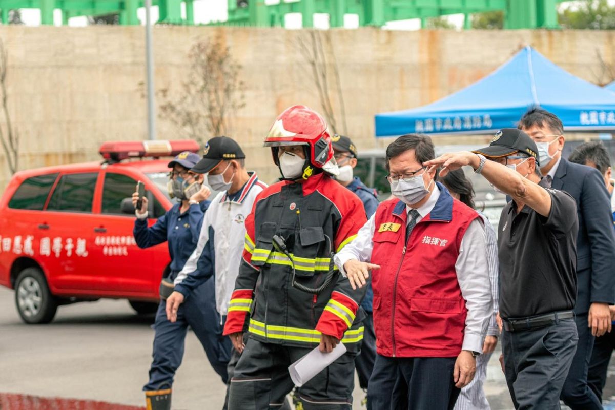 ▲桃園市長鄭文燦表示，該倉儲占地約7萬平方公尺，目前殘火仍在處理中，起火區域應是倉庫後方棧板區。（圖／翻攝鄭文燦臉書）