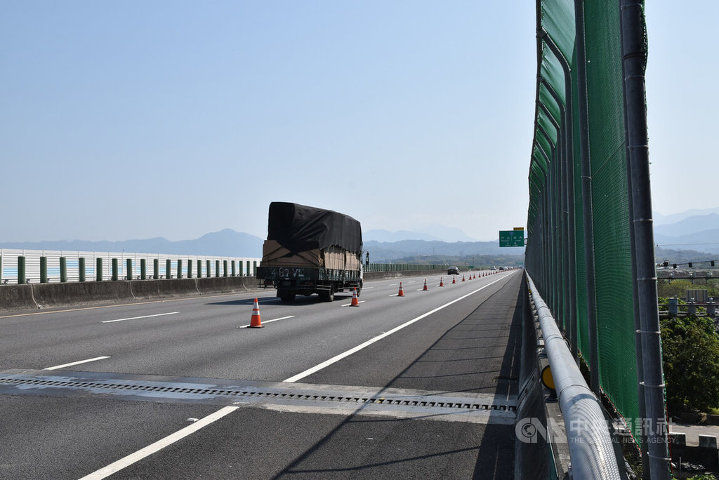 ▲台灣紫斑蝶生態保育協會15日上午在國道3號林內段觀測到大量紫斑蝶遷移，測到每分鐘逾250隻，上午9時20分緊急封閉國道3號北上林內段外側車道及路肩。中央社記者姜宜菁攝 111年3月15日
