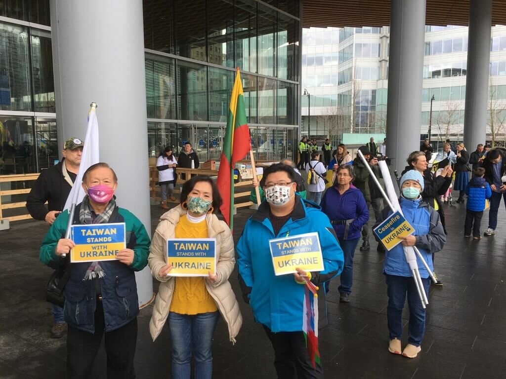 ▲駐溫哥華辦事處長劉立欣（左2）13日參與一場聲援烏克蘭的活動，與溫哥華僑界代表合影。 （大溫哥華台灣僑界聯合會提供）中央社記者程愛芬溫哥華傳真 111年3月15日