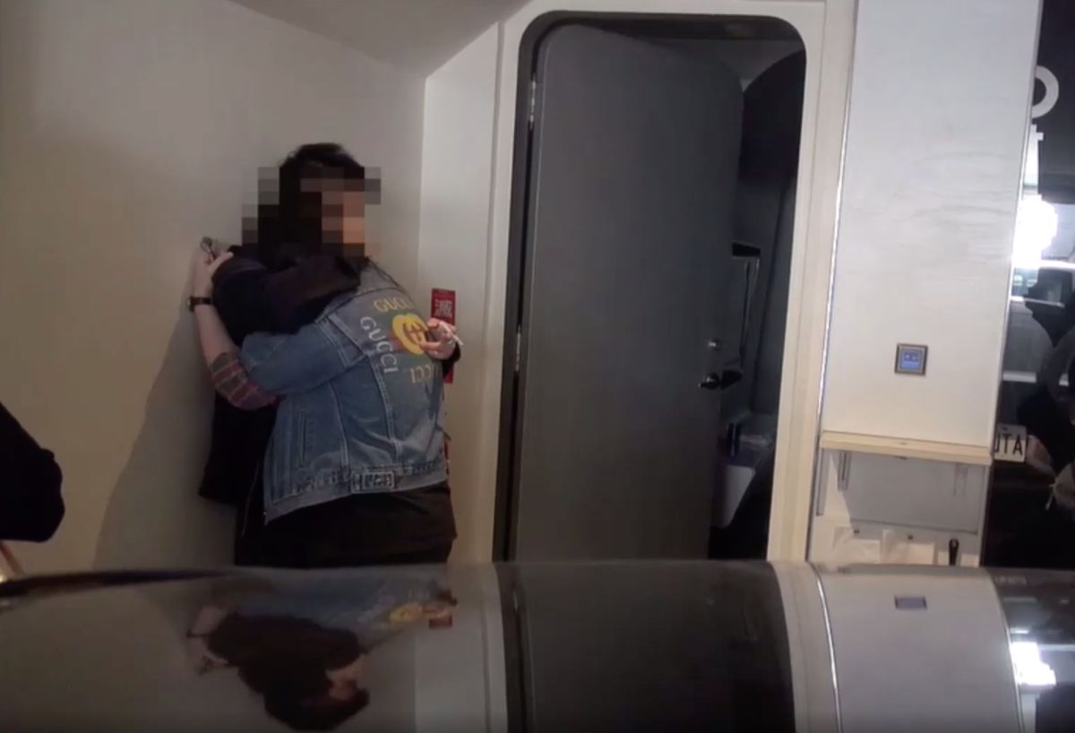 ▲台中市一位25歲的廖姓女子，因為販毒被警察抓到，當場與男友相擁痛哭5分鐘。且廖女本是電腦工程師，染上毒癮誤入歧途，十分可惜。（圖／翻攝畫面）