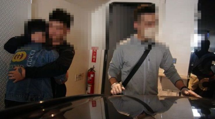 ▲台中市一位25歲的廖姓女子，因為販毒被警察抓到，當場與男友相擁痛哭5分鐘。（圖／翻攝畫面）