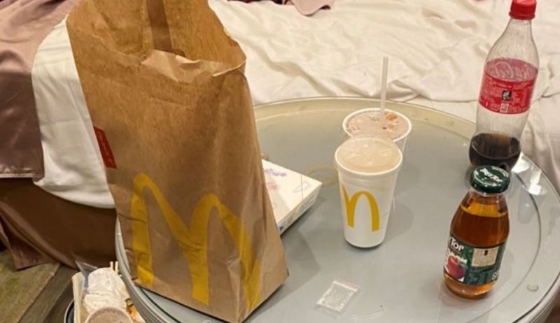 ▲警方在兩人所住套房查獲毒品與吸食器、分裝袋等工具。（圖／翻攝畫面）