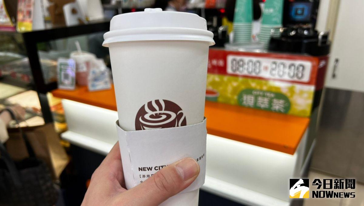 ▲明後兩天衝7-11喝咖啡，大杯美式咖啡2杯55元；全家超商則有大杯特濃拿鐵買一送一。（圖／記者張勵德攝）
