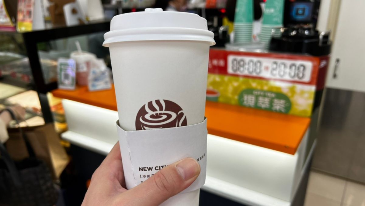 ▲周一開工迎寒流，7-11特大杯美式寄杯平均31元；全家單品咖啡第2杯9元可寄杯；星巴克、伯朗也有買一送一優惠。（圖／記者張勵德攝）