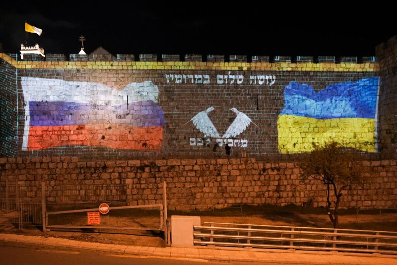 ▲克里姆林宮今天表示，歐洲聯盟決定授予親西方的烏克蘭正式的歐盟候選國資格，這是歐洲的「內部」事務。圖為投影在以色列耶路撒冷牆上的俄羅斯國旗與烏克蘭國旗，中間以希伯來文寫下「祈禱和平」。（圖／美聯社／達志影像）