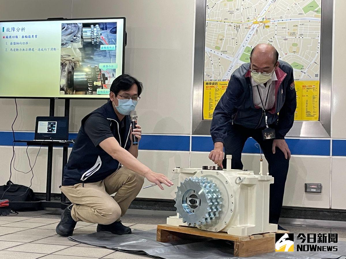 ▲北捷電機處廠長李濠宇說，初步檢查結果，發現該扶梯的齒輪箱，外齒盤軸向位移，才會導致動力及馬達煞車力無法輸出而下滑。（圖／記者陳志仁攝，2022.03.15）