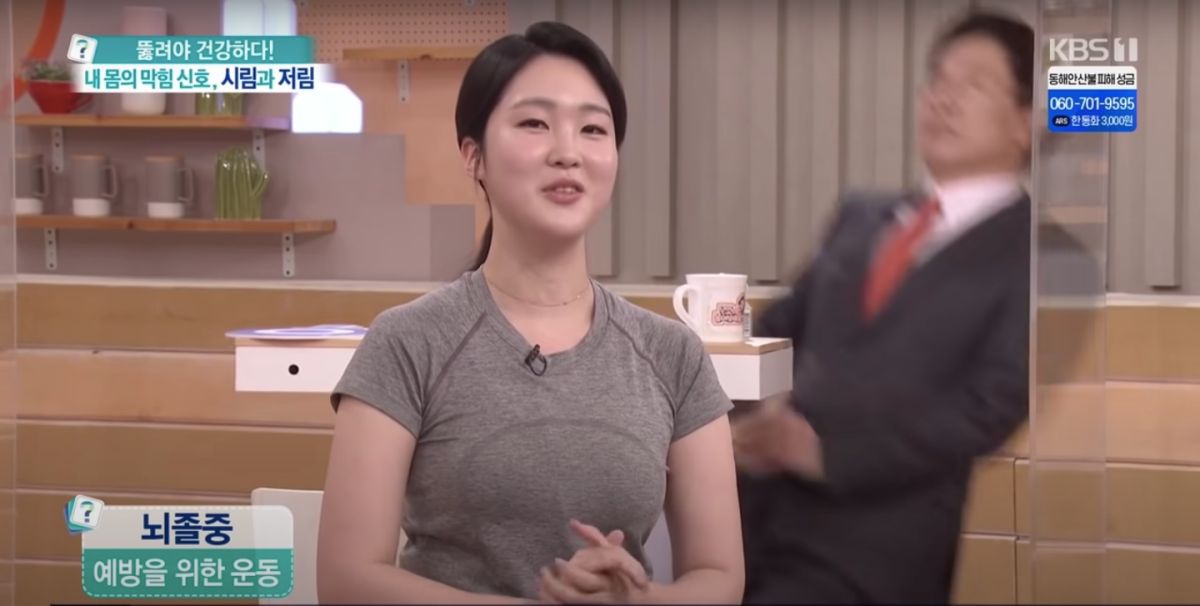 ▲節目進行中途，來賓（後）突然昏倒。（圖／KBS）