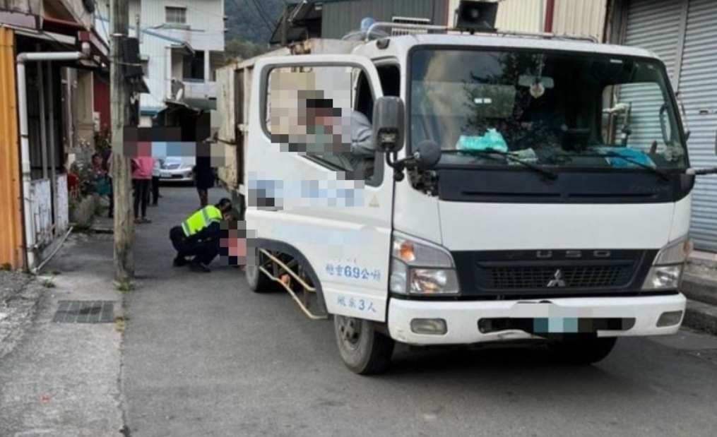 ▲高雄桃源區昨（14）日下午4點半左右，一輛資源回收車在執勤時意外輾壓到一位1歲多的男童，導致男童當場死亡。（圖／翻攝畫面）