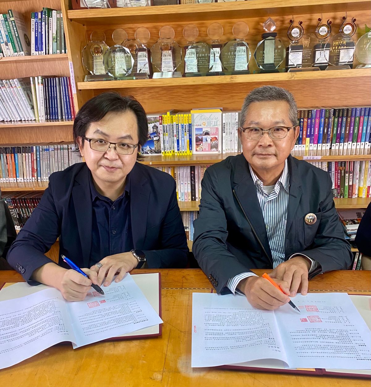 ▲尚好聽老闆楊恩霖（左）與晨星出版社社長陳銘民簽約合作。（圖／尚好聽提供）