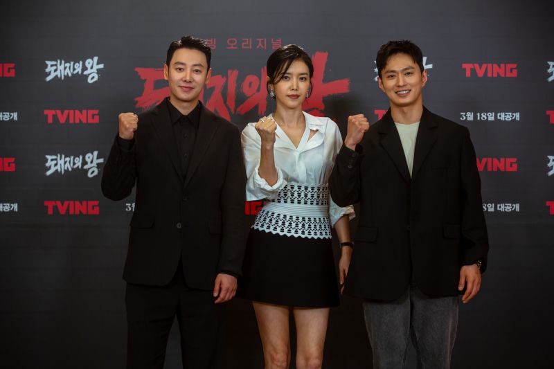 ▲金東旭（左）、蔡貞安（中）睽違15年再合作。（圖／LINE TV、friDay影音）