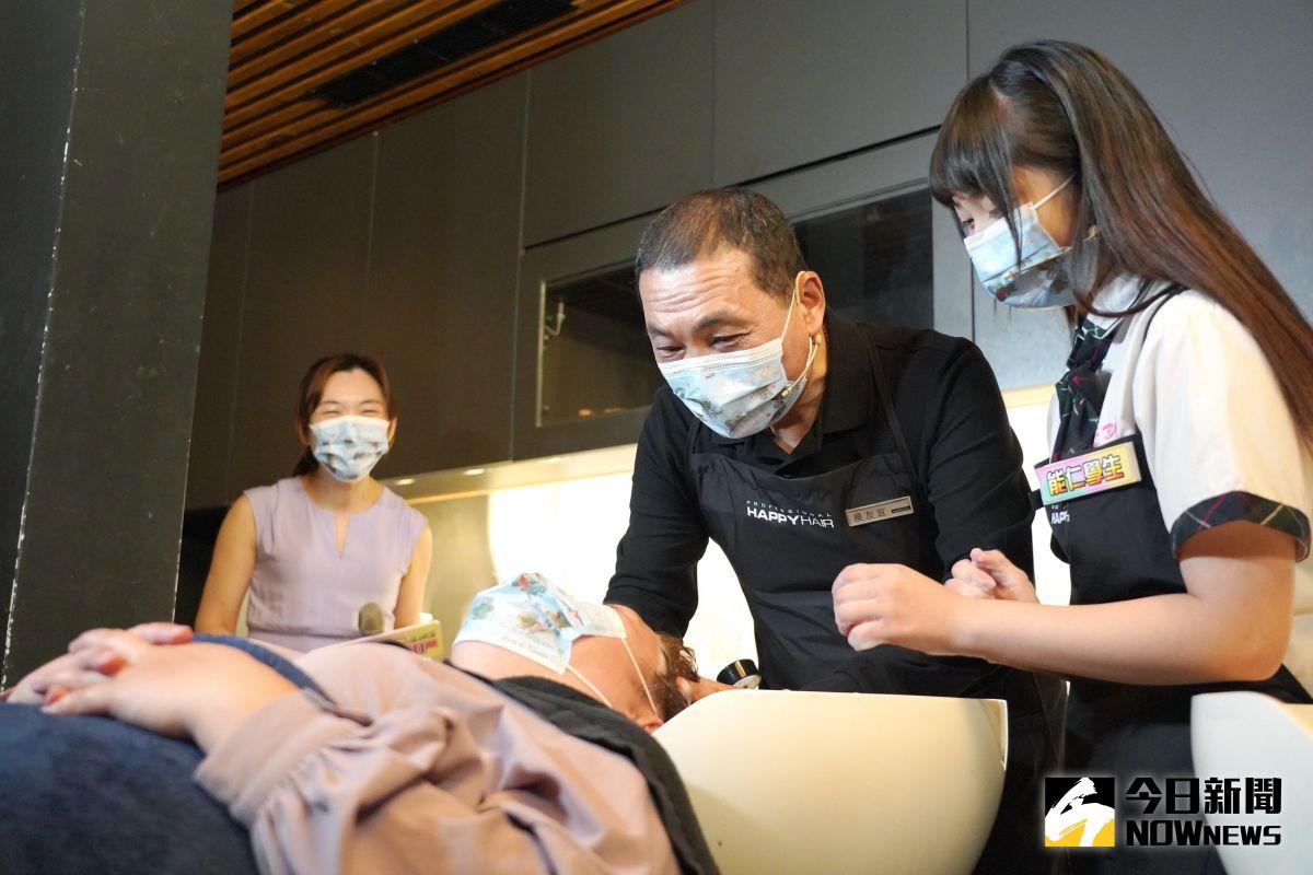 ▲新北市長侯友宜今日擔任一日美髮設計師的實習生，學習專業頭皮檢測、頭部舒壓按摩、深層潔淨洗髮及時尚造型吹整等技巧。（圖／記者陳志仁攝，2022.03.15）
