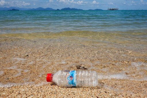 ▲美國加州今天通過具有雄心的新法，要求在6年內將不可回收塑膠至少減少30%，同時也讓製造商承擔責任。（圖／美聯社／達志影像）