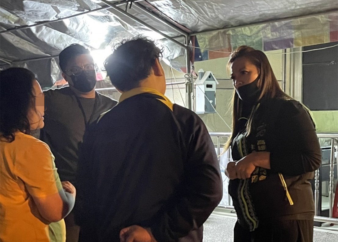 ▲高雄市政府原民會主委阿布斯代表陳其邁市長，前往桃源區勤和部落家屬家中探視，並提供第一線相關資源轉介協助。（圖／原民會提供）