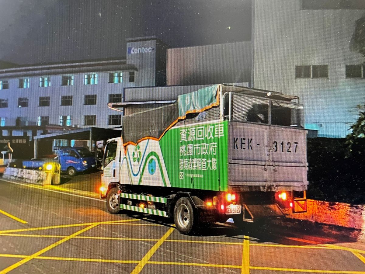 ▲桃園市環保局一名垃圾車司機酒後駕車，擦撞停放路邊的車輛，遭到民眾錄影檢舉。（圖／記者李春台翻攝）