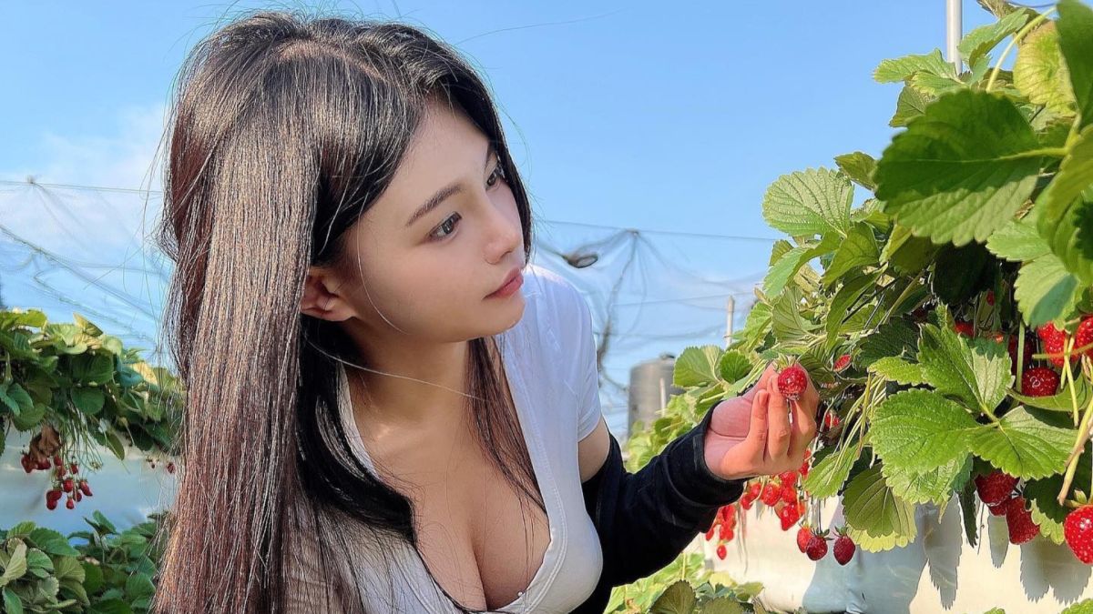 ▲正妹醫師採草莓的照片引起討論。（圖／綠肥兒IG）