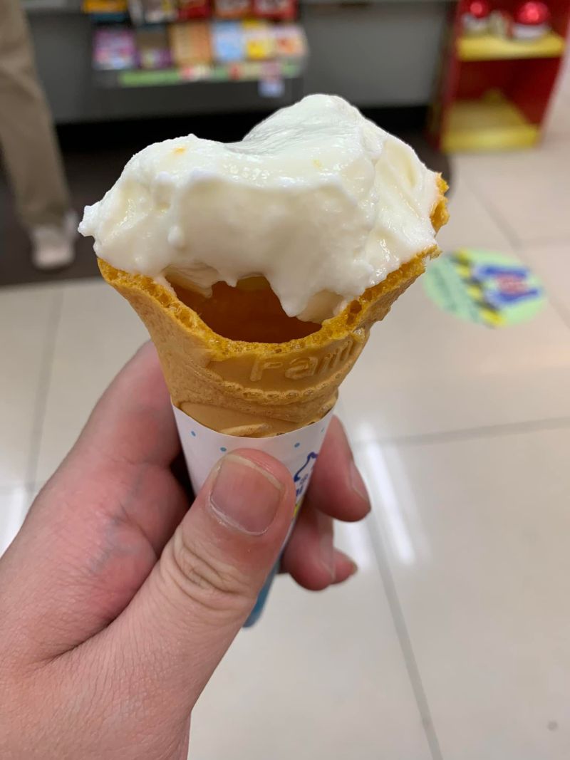 ▲網友分享自己去買全家霜淇淋時，意外發現餅乾內部竟然是中空的。（圖/7-11/全家好物分享區）