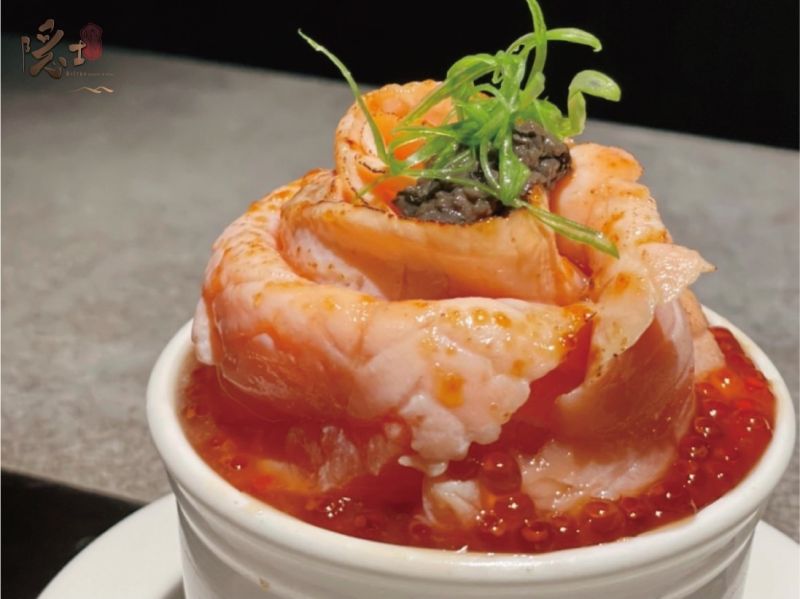 ▲「隱」餐飲集團推出期間限定「鮭魚蒸蛋全餐」，大口吃得到滿滿鮭魚鮮美滋味。（圖／品牌提供）