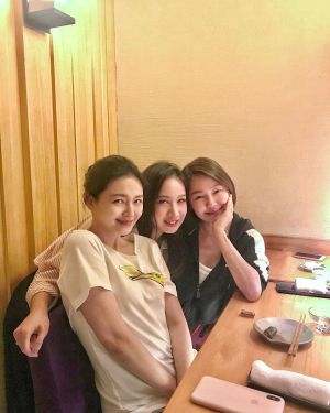 大S ▲大S(左)和朋友小酌,露出嬌羞模樣。(圖/翻攝sophiachen428 IG)