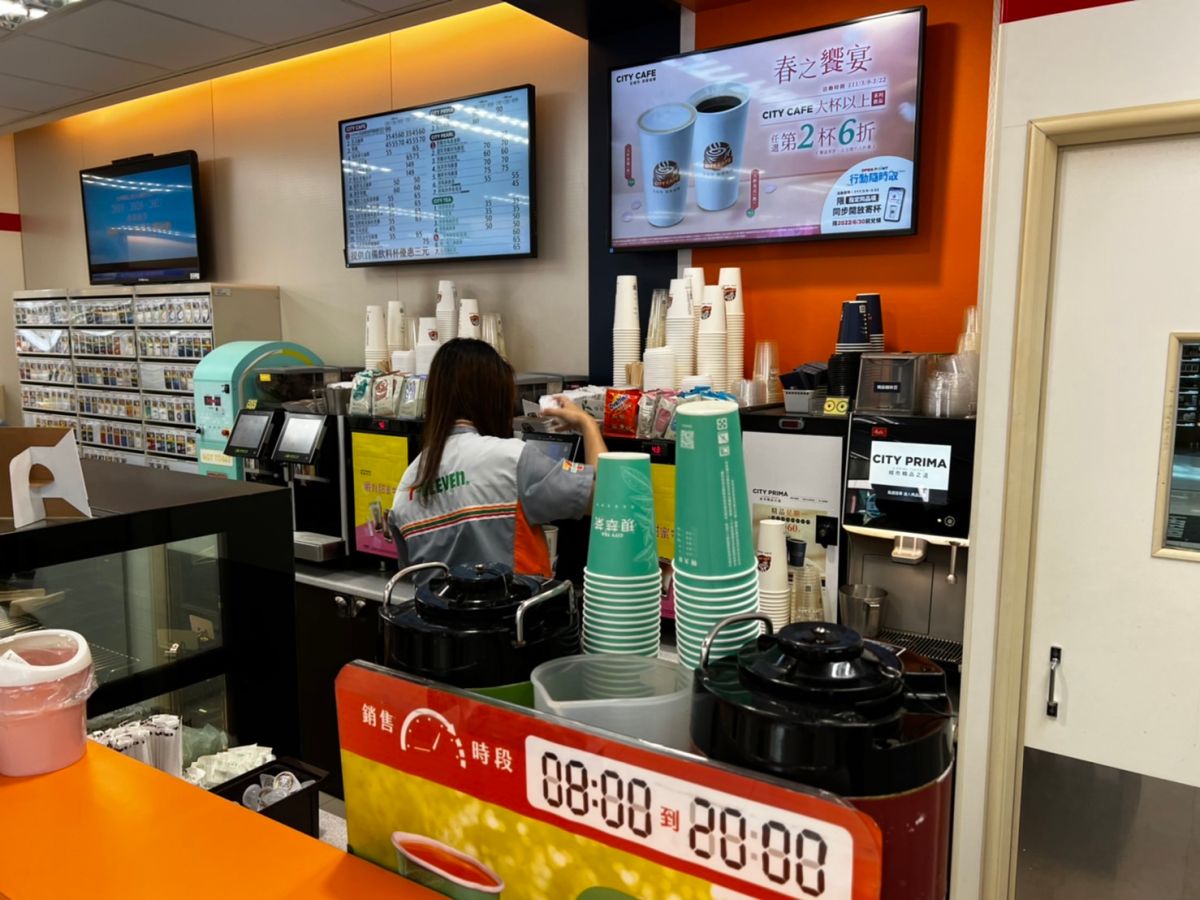 ▲環保署昨日祭出為期一週「自備環保杯，綠點會員兌換指定飲品」活動，沒想到引發熱烈迴響，原本1天3000杯額度提高到6000杯。（圖／張勵德攝）