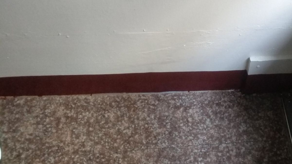 ▲有民眾納悶家中牆壁底下，有塊深褐色的部分特別突兀。（圖／爆系知識家）