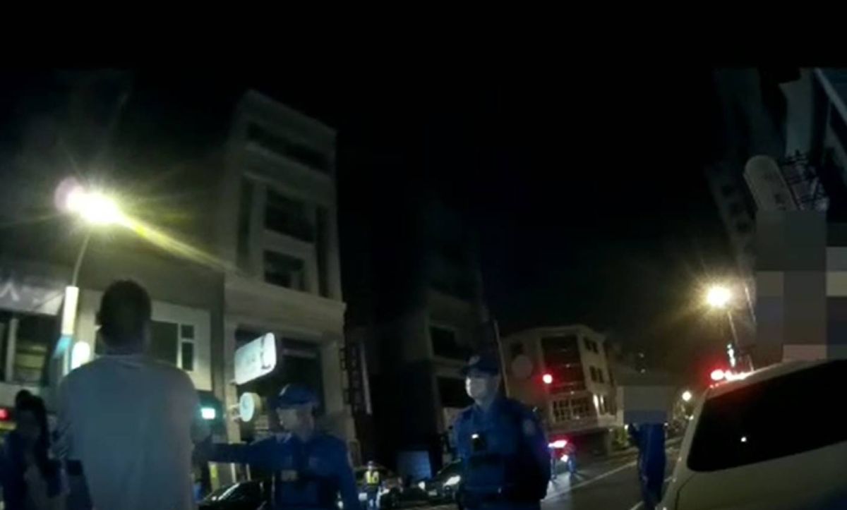 ▲警方在安平餐酒館發現可疑車輛，隨即盤查（圖／台南市警察局六分局提供）