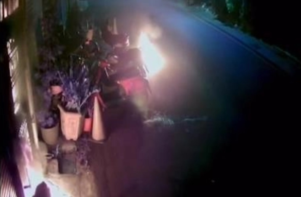 ▲不滿男友提分手！脫序女潑漆砸車+縱火。（圖／翻攝畫面）
