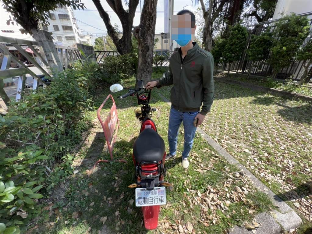 ▲移工在警員協助下找回電動自行車。（圖／豐原警分局）