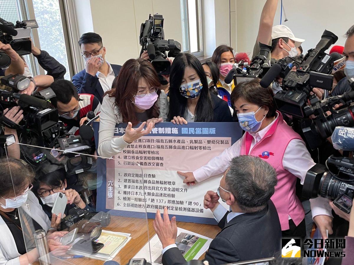 衛福部長陳時中因為國民黨立委鄭麗文痛批「去年疫情都死了800多人，今年還開放福食」，被挑動敏感神經，起身互罵「這是不實指控」。（圖／記者黃仁杰攝,2022.03.16）