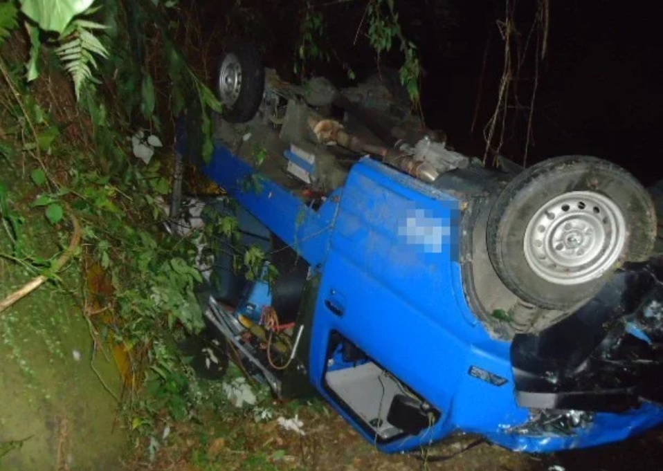 ▲小貨車滑落邊坡！67歲駕駛送醫不治。（圖／翻攝畫面）